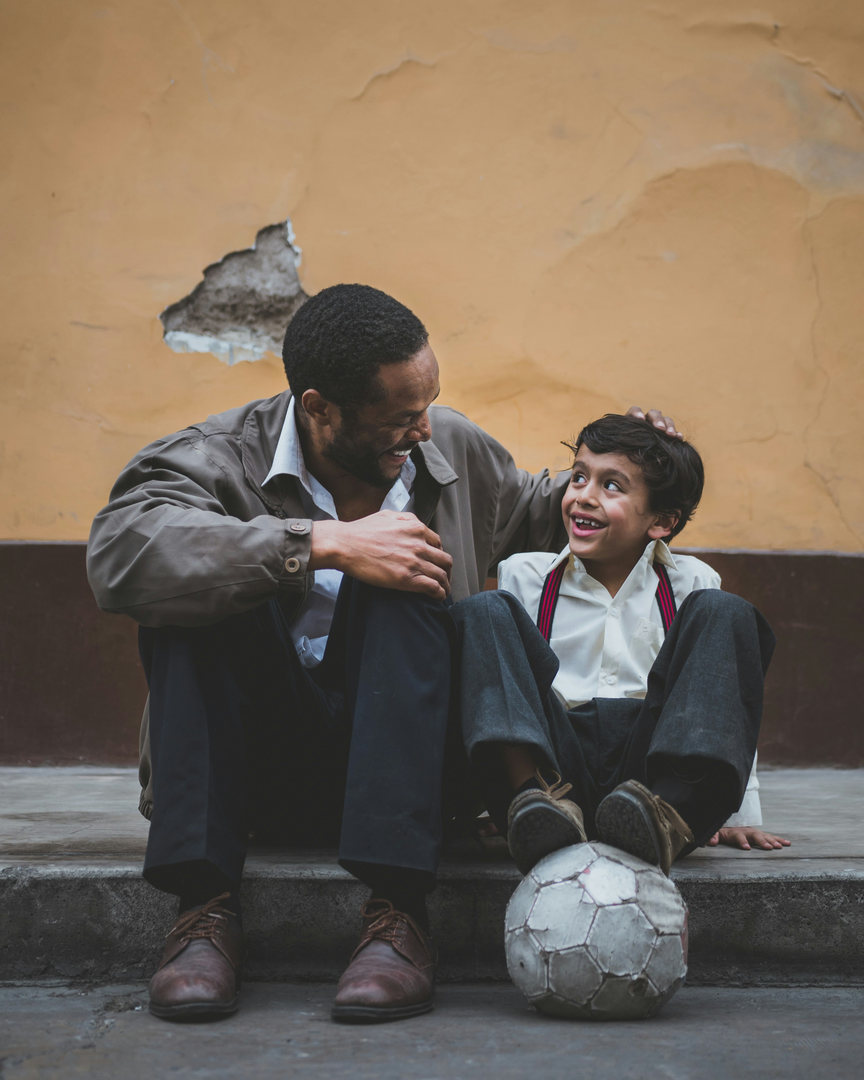 Padre e hijo compartiendo un momento de aprendizaje en valores juntos