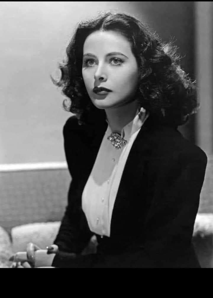 Una las mujeres más bella del mundo en el 
cine y gracias a ella tenemos Wi-Fi. Su 
nombre era Hedi, Hedi Lamarr.