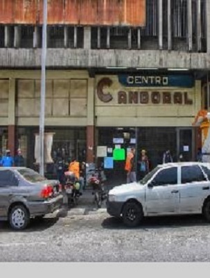 Centro Candoral, Supermercado y comercios.