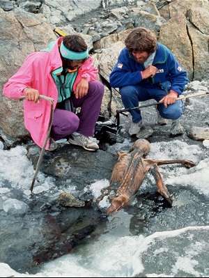 Cuando en 1991 dos montañeros alemanes descubrieron entre el hielo un cuerpo, no se imaginaban que sería el de un hombre de hace unos 5000 años. A partir 
de ese momento el hombre de hielo se hizo famoso.
