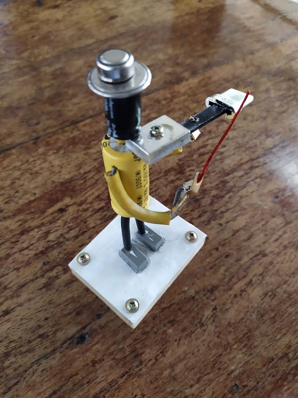 Esculturas realizadas con componentes electrónicos por Francisco Reyna, Él crea estas esculturas a partir de componentes 
electrónicos descartables.